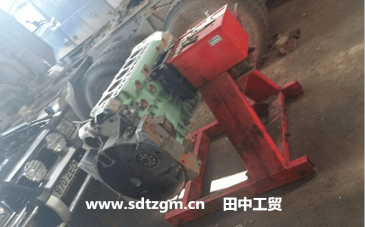 國外客戶使用田中發(fā)動機拆裝翻轉(zhuǎn)架.png