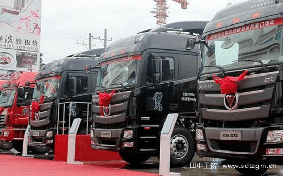 活動(dòng)現(xiàn)場(chǎng)展示出的福田歐曼GTL和ETX港口牽引車(chē)