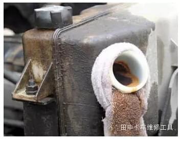 發(fā)動機水箱進油